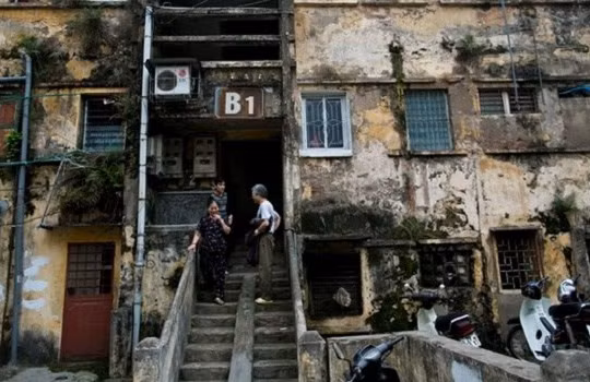 Hà Nội đang còn nhiều tòa chung cư cũ xuống cấp nguy hiểm.