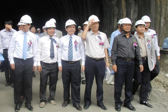 Ông Đào Tấn Lộc (thứ 4 từ trái sang), nguyên Bí thư Tỉnh ủy Phú Yên trong 1 lần thăm dự án Hầm đường bộ đèo Cả