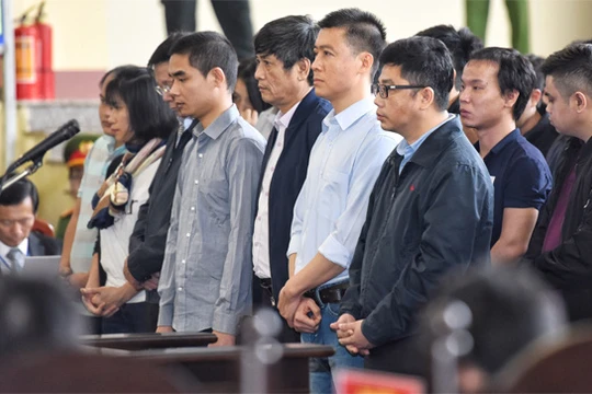 Ông Phan Văn Vĩnh (hai tay chắp chéo trước bụng, mặt cúi); Còn hàng đầu từ phải qua: Nguyễn Văn Dương, Phan Sào Nam và ông Nguyễn Thanh Hóa.