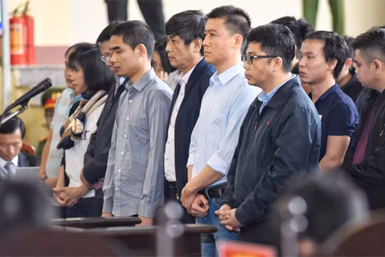 Ông Phan Văn Vĩnh (hai tay chắp chéo trước bụng, mặt cúi); Còn hàng đầu từ phải qua: Nguyễn Văn Dương, Phan Sào Nam và ông Nguyễn Thanh Hóa.