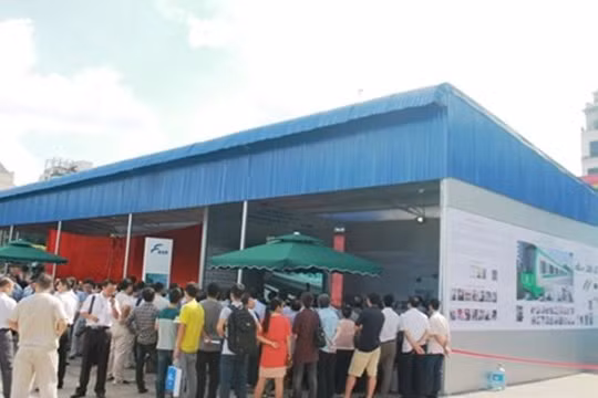 Người dân thủ đô có mặt từ sớm để theo dõi sự kiện mở cửa trưng bày tàu điện mẫu Cát Linh - Hà Đông.