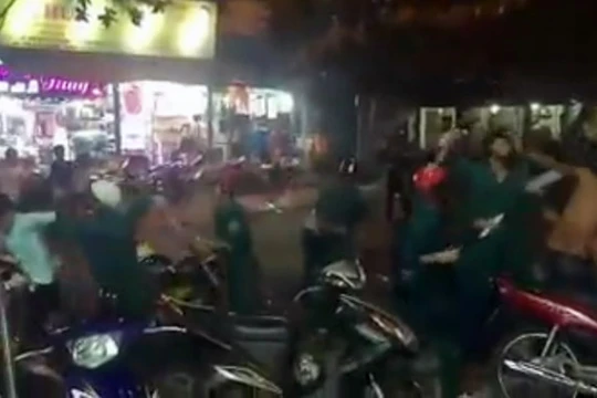 Cảnh ẩu đả trong đoạn clip - Ảnh cắt từ clip