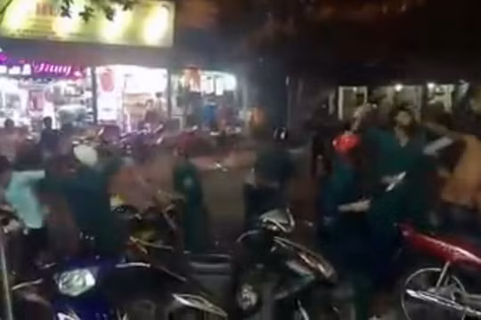 Cảnh ẩu đả trong đoạn clip - Ảnh cắt từ clip