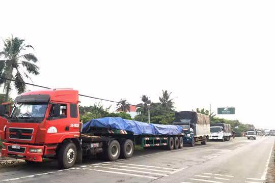 Nhiều xe nối đuôi nhau chờ hết giờ cấm lưu thông trên Quốc lộ 1