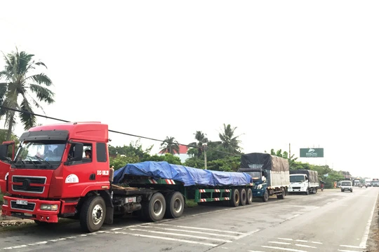 Nhiều xe nối đuôi nhau chờ hết giờ cấm lưu thông trên Quốc lộ 1