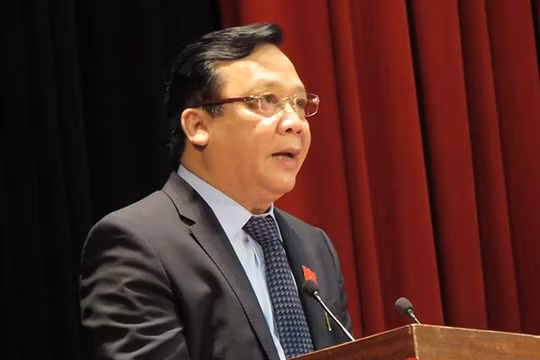 Phó Chủ tịch Quốc hội Huỳnh Ngọc Sơn phát biểu tại buổi tiếp xúc cử tri Đà Nẵng sáng 30/11 (Ảnh: HC)