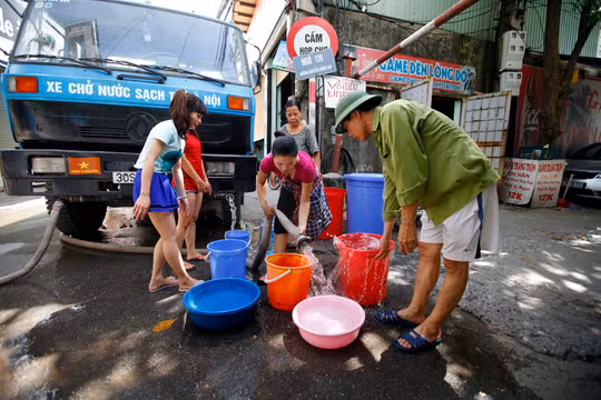 Mỗi một xe bồn có sức chứa khoảng 8 khối nước được công ty nước sạch vận chuyển đến những khu vực dân cư mất nước từ sự cố vỡ ống nước sáng 13/8