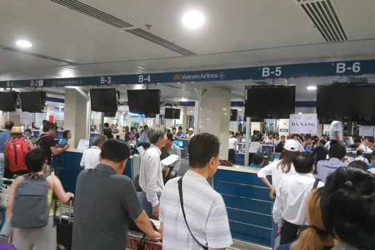 Khu vực check-in tại sân bay Tân Sơn Nhất phải tắt màn hình - Ảnh: Đình Dân
