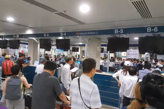 Khu vực check-in tại sân bay Tân Sơn Nhất phải tắt màn hình - Ảnh: Đình Dân