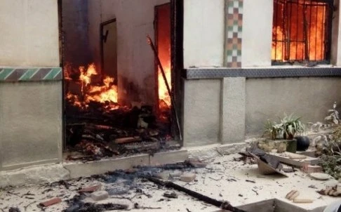 Ngôi nhà bị phóng hỏa. Ảnh: SCMP