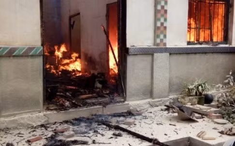 Ngôi nhà bị phóng hỏa. Ảnh: SCMP