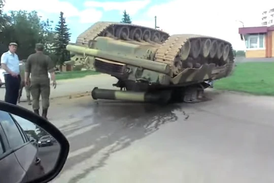 Xe tăng T-80U lật ngửa sau khi rơi từ xe tải xuống đường - Ảnh từ clip