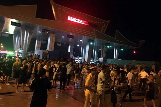 Tối 17/6, người dân đã kéo đến trạm thu phí cầu Hạc Trì để ngăn không cho xe ô tô lưu thông qua đây