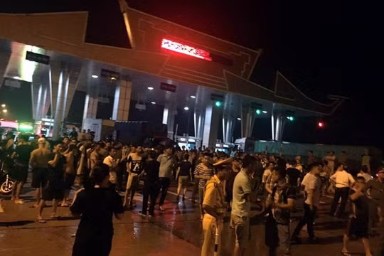 Tối 17/6, người dân đã kéo đến trạm thu phí cầu Hạc Trì để ngăn không cho xe ô tô lưu thông qua đây