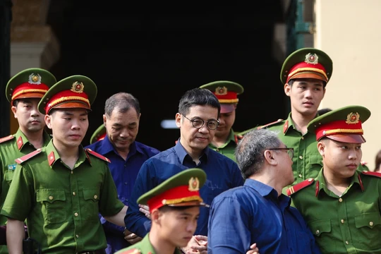 Bị cáo Phạm Công Danh, Phan Thành Mai và Trầm Bê được áp giải sau phiên tòa sáng 7/2. Ảnh: Zing