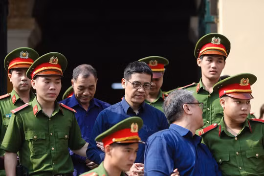 Bị cáo Phạm Công Danh, Phan Thành Mai và Trầm Bê được áp giải sau phiên tòa sáng 7/2. Ảnh: Zing