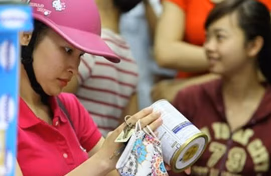 Bộ Tài chính thông báo, nhiều loại sữa bột cho trẻ dưới 2 tuổi giảm giá từ hôm nay