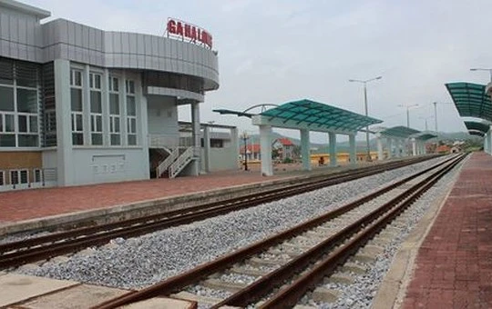 Đường sắt Yên Viên - Hạ Long dở dang, trong khi đường sắt Lào Cai - Hải Phòng chưa biết bao giờ mới "chuẩn". Nguồn ảnh: SGGP