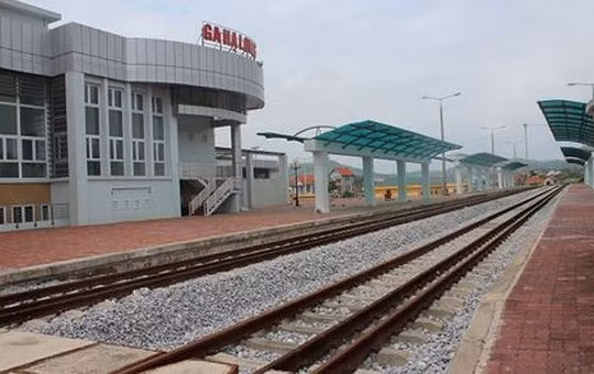 Đường sắt Yên Viên - Hạ Long dở dang, trong khi đường sắt Lào Cai - Hải Phòng chưa biết bao giờ mới "chuẩn". Nguồn ảnh: SGGP