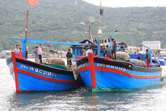 Tàu QNg 98495 của ông Huỳnh Văn Thạch cùng 10 ngư dân được tàu cá QNg 94429 lai dắt về tới đồn biên phòng Mân Quang, Đà Nẵng - Ảnh: Trường Trung