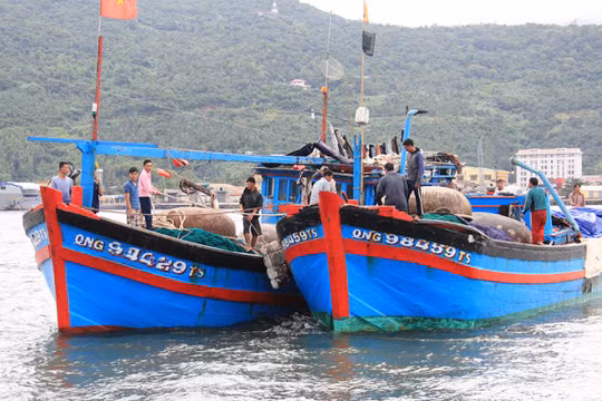 Tàu QNg 98495 của ông Huỳnh Văn Thạch cùng 10 ngư dân được tàu cá QNg 94429 lai dắt về tới đồn biên phòng Mân Quang, Đà Nẵng - Ảnh: Trường Trung