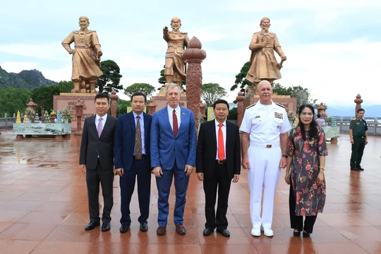 Đại sứ Mỹ tại Việt Nam Ted Osius và Tư lệnh Hạm đội Thái Bình Dương Scott Swift thăm khu di tích Bạch Đằng Giang. Ảnh Duy Thính