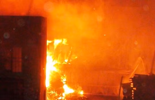 Công ty gỗ cháy dữ dội suốt nhiều giờ trong đêm