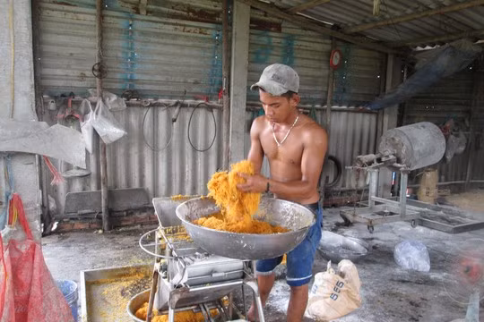 Chà bông màu bắt mắt được sản xuất hết sức dơ bẩn