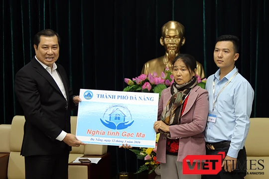  Sáng 12/3, Chủ tịch UBND TP Đà Nẵng Huỳnh Đức Thơ đã trao tặng nhà chung cư cho anh Vũ Xuân Khoa, con trai Liệt sĩ Gạc Ma-thuyền trưởng Vũ Phi Trừ. ​