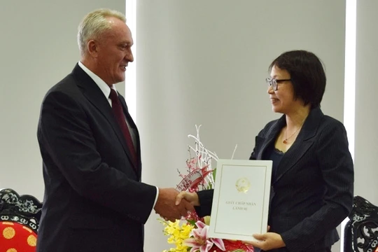 Tân Tổng lãnh sự Liên bang Nga trao Giấy Chấp nhận lãnh sự của Cục Lãnh sự, Bộ Ngoại giao Việt Nam cho Sở Ngoại vụ thành phố Đà Nẵng.