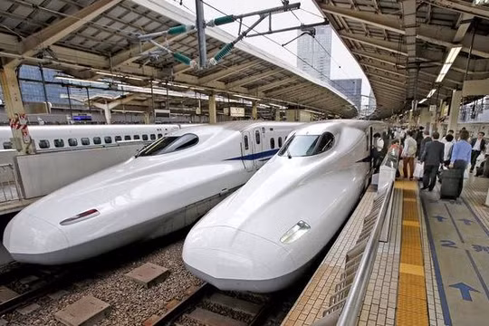 Tàu cao tốc Shinkansen của Nhật Bản - Ảnh: AP