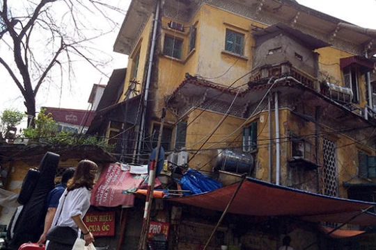 Biệt thự cũ nhếch nhác trên phố Nguyễn Thái Học, Hà Nội 