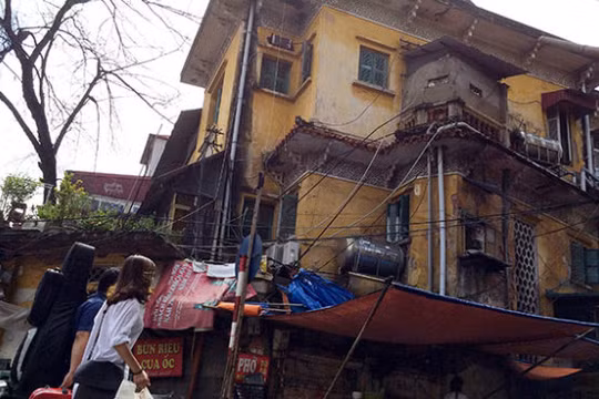 Biệt thự cũ nhếch nhác trên phố Nguyễn Thái Học, Hà Nội 