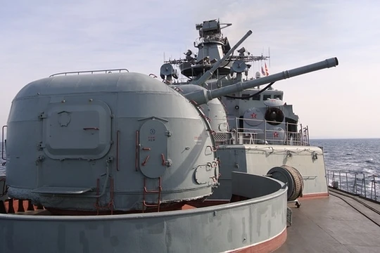 Khẩu pháo hạm trên boong tàu khu trục Phó Đô đốc Kulakov (Ảnh: Vladimir Isachenkov/AP)