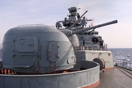 Khẩu pháo hạm trên boong tàu khu trục Phó Đô đốc Kulakov (Ảnh: Vladimir Isachenkov/AP)