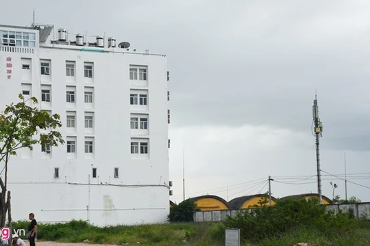 Khách sạn do người Trung Quốc làm chủ cao gấp nhiều lần so với nhà để tàu bay trong sân bay Nước Mặn. Ảnh: Đ.Nguyên.