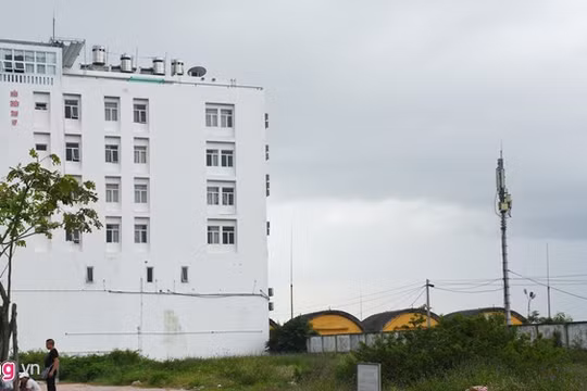 Khách sạn do người Trung Quốc làm chủ cao gấp nhiều lần so với nhà để tàu bay trong sân bay Nước Mặn. Ảnh: Đ.Nguyên.