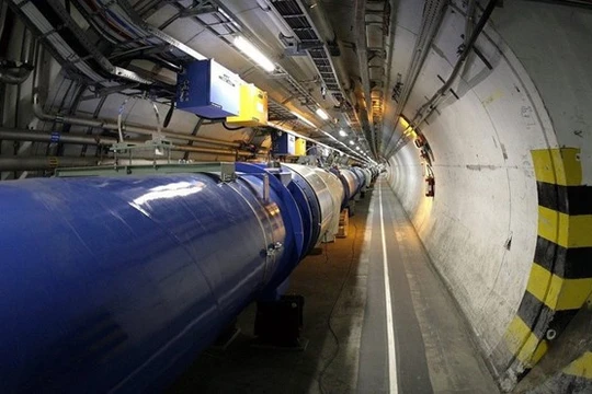 Bên trong đường ống dài 27 km dưới biên giới Thụy Sĩ - Pháp - Ảnh: CERN
