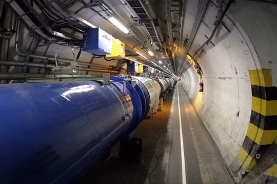 Bên trong đường ống dài 27 km dưới biên giới Thụy Sĩ - Pháp - Ảnh: CERN