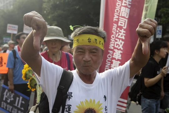 Ngày 7-11 tại Đài Bắc, người dân Đài Loan bày tỏ sự không hài lòng về cuộc gặp ở Singapore - Ảnh: Reuters