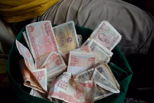 Tiền lẻ được các tài xế chuẩn bị để qua trạm quốc lộ 5 Ảnh Thanh Niên