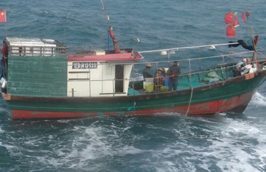 Tàu cá mang cờ Trung Quốc phải rời khỏi vùng biển chủ quyền Việt Nam (ảnh: canhsatbien.vn)