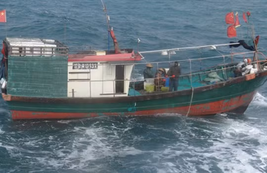 Tàu cá mang cờ Trung Quốc phải rời khỏi vùng biển chủ quyền Việt Nam (ảnh: canhsatbien.vn)