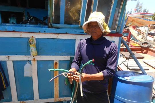 Tthời gian qua, nhiều tàu cá của ngư dân Quảng Ngãi liên tục gặp tai nạn rủi ro trên biển.