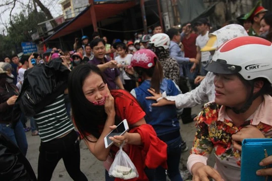 Một số ít công nhân đi làm bị ném cà chua, trứng thối vào người. Ảnh: Tuổi trẻ.