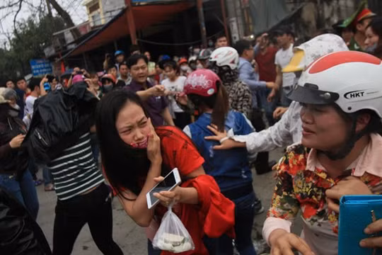 Một số ít công nhân đi làm bị ném cà chua, trứng thối vào người. Ảnh: Tuổi trẻ.