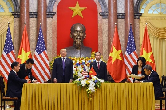  Tổng thống Mỹ Donald Trump và Chủ tịch nước Trần Đại Quang chứng kiến ký kết giữa các doanh nghiệp Việt Nam - Mỹ