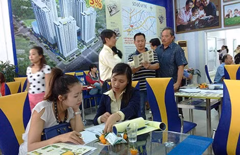 Khách hàng tìm hiểu thủ tục mua nhà tại một dự án nhà ở xã hội ở quận 7, TP.HCM