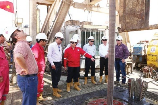 PVN vẫn phải đảm bảo khai thác hơn 14 triệu tấn dầu theo kế hoach năm 2016, cho dù giá dầu mỗi lúc một giảm sâu - Ảnh: PVN