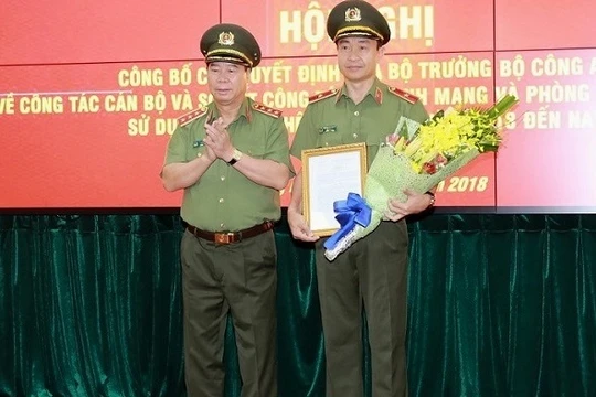 Trao Quyết định Cục trưởng Cục An ninh mạng và phòng, chống tội phạm sử dụng công nghệ cao cho tướng Nguyễn Minh Chính. (Nguồn: Mps.gov.vn)